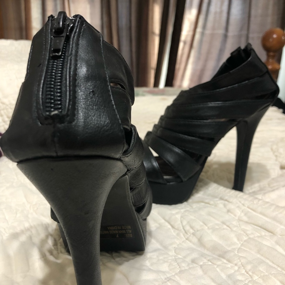 Black heels - Picture 2 of 2